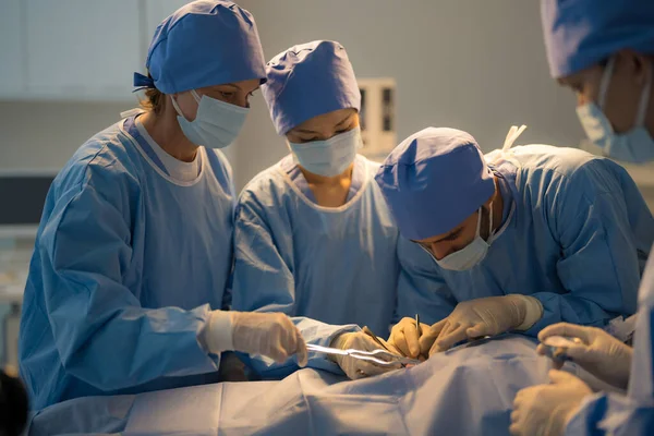 Doutor Enfermeira Fazendo Cirurgia Paciente Sala Cirurgia — Fotografia de Stock