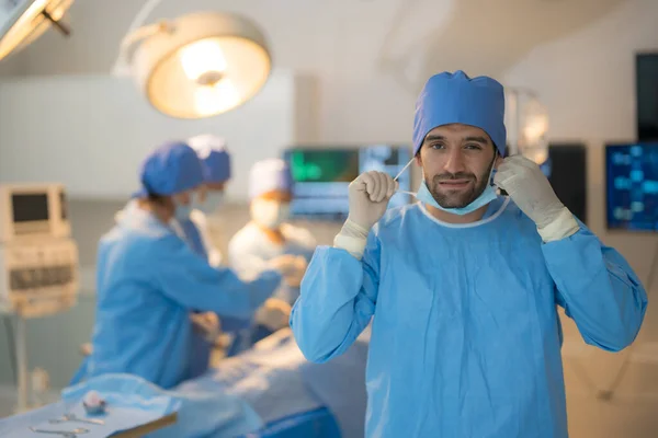 Γιατρός Νοσοκόμα Κάνει Χειρουργική Επέμβαση Ασθενή Στο Χειρουργείο — Φωτογραφία Αρχείου