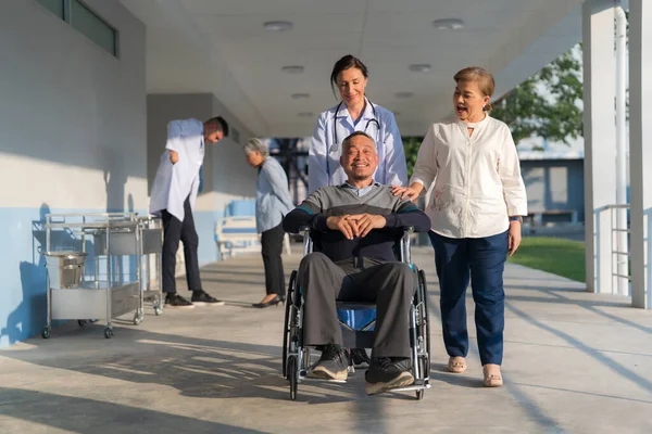 Врач Толкает Инвалидное Кресло Сидящим Пациентом — стоковое фото