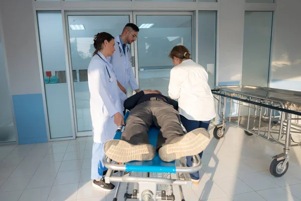 Аварійний Пацієнт Лежить Лікарняному Ліжку Лікарем Який Проводить Невідкладне Обстеження — стокове фото