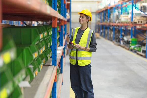 Female Employees Checking Products Warehouse Meet Factory Standards — Stock Photo, Image