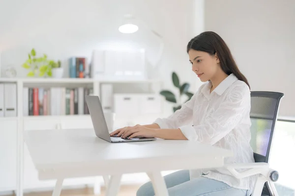 Mujer Joven Usando Computadora Mientras Está Sentada Silla Oficina —  Fotos de Stock
