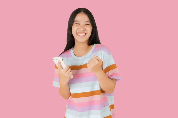 Šťastná Asijská Dívka Ruce Smartphone — Stock fotografie