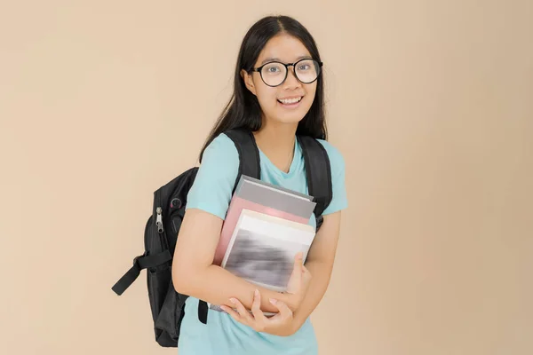 Μια Ευτυχισμένη Ασιάτισσα Φοιτήτρια Φοράει Γυαλιά Και Κουβαλάει Ένα Βιβλίο — Φωτογραφία Αρχείου