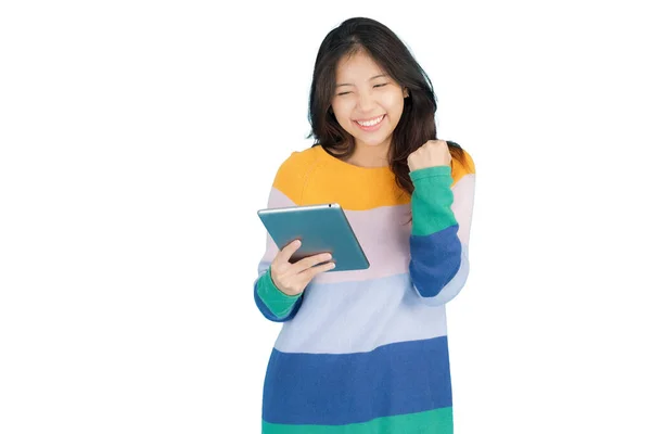 Wanita Muda Yang Cantik Tersenyum Bahagia Sambil Memegang Tablet Tangannya — Stok Foto