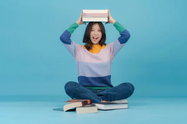 Piękna Młoda Kobieta Podnosi Wiele Książek Głowę Uśmiechając Się Szczęśliwie — Zdjęcie stockowe