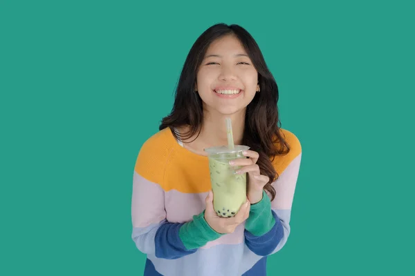 Piękna Młoda Kobieta Uśmiecha Się Szczęśliwie Trzymając Herbatę Bąbelkową Dłoni — Zdjęcie stockowe