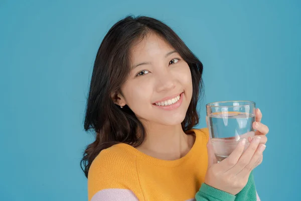 Wanita Muda Yang Cantik Tersenyum Bahagia Sambil Memegang Gelas Minum — Stok Foto