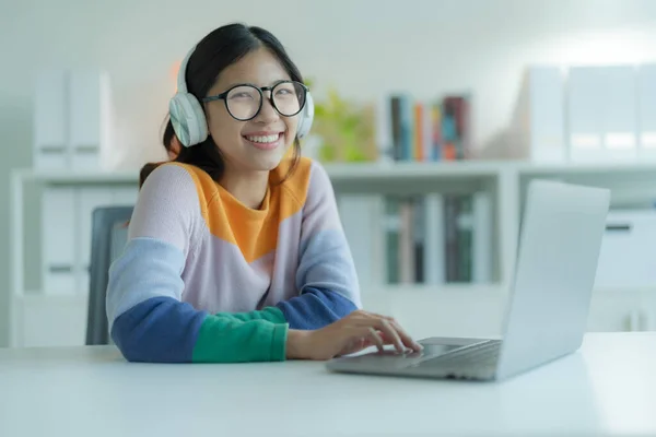 Una Mujer Joven Estudiante Que Usa Una Computadora Portátil Biblioteca —  Fotos de Stock