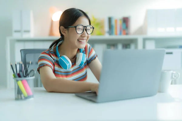 Uma Jovem Estudante Usando Computador Portátil Biblioteca Enquanto Usava Óculos — Fotografia de Stock