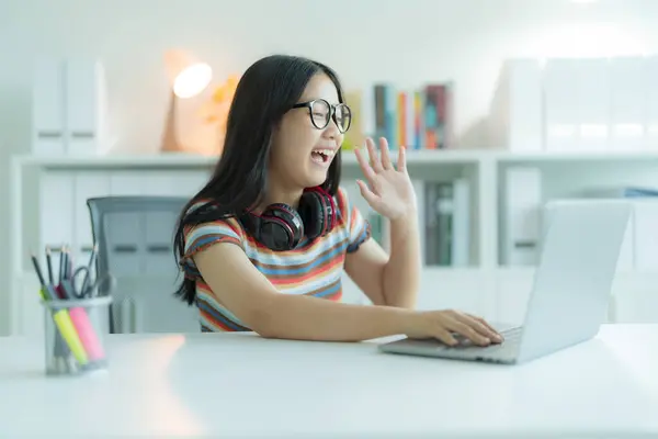 Una Niña Estudiante Usando Una Computadora Portátil Biblioteca Mientras Usa —  Fotos de Stock