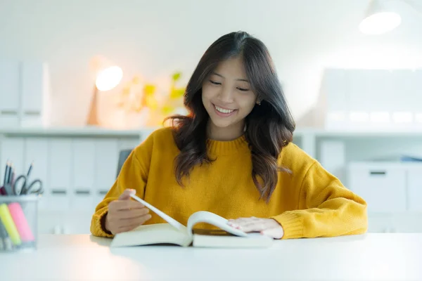 Een Jonge Vrouw Student Die Een Boek Leest Bibliotheek Terwijl — Stockfoto