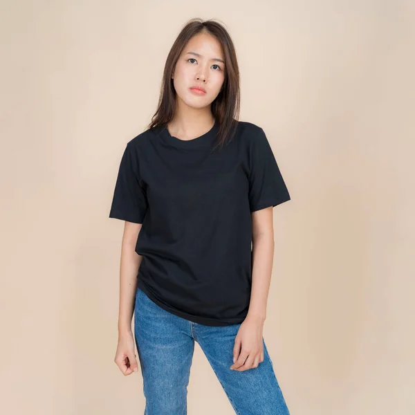 Modelo Moda Femenina Camiseta Negra Jeans Pie Estudio Sobre Fondo Imagen De Stock