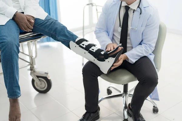 Doctor Puts Splint Patient Leg Injury Stockfoto