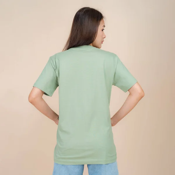 Modelo Moda Femenina Camiseta Verde Jeans Pie Estudio Sobre Fondo —  Fotos de Stock