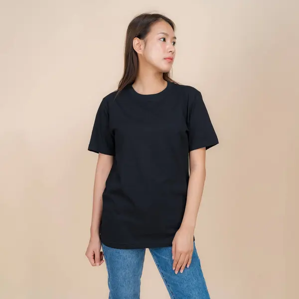 Modelo Moda Femenina Camiseta Negra Jeans Pie Estudio Sobre Fondo Imágenes De Stock Sin Royalties Gratis