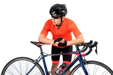 Kasklı, güneş gözlüklü bir bisikletçi ve beyaz arka planda izole edilmiş bir bisiklet.