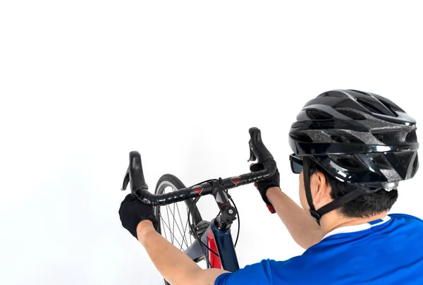 骑自行车的人戴着头盔和太阳镜 骑着一辆白色背景的自行车 — 图库照片
