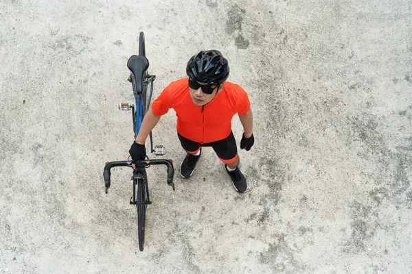Вид Зверху Велосипедиста Шоломом Сонцезахисними Окулярами Велосипед Студії Ізольовані Білому — стокове фото