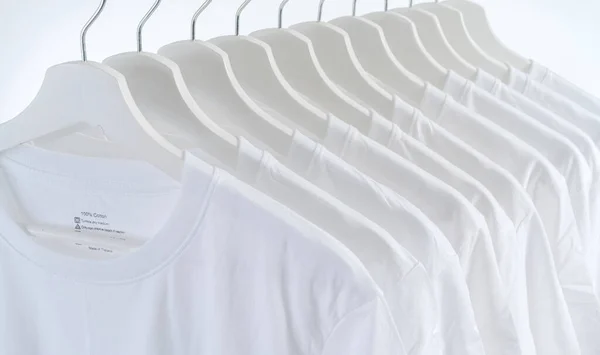 Primo Piano Shirt Bianche Appendini Una Collezione Shirt Bianche Appendere — Foto Stock