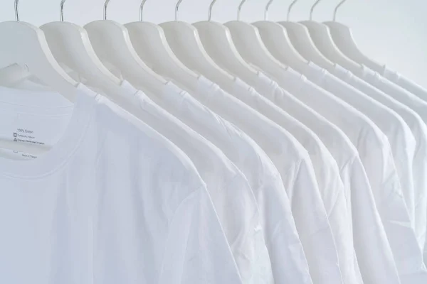 Detailní Záběr Bílých Triček Ramínka Sbírka Bílých Triček Visí Dřevěném — Stock fotografie