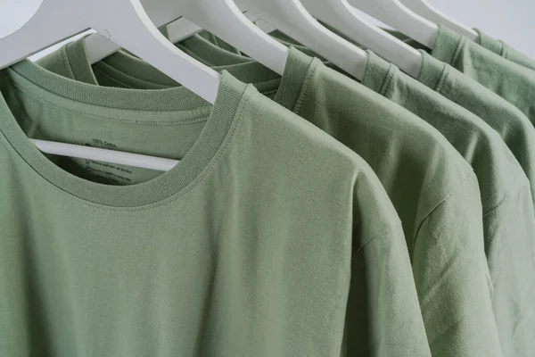 Detailní Záběr Zelených Triček Ramínka Sbírka Zelených Triček Visí Dřevěném — Stock fotografie