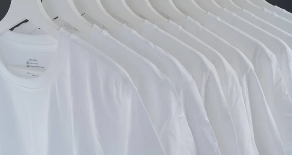 Közelkép Fehér Pólók Vállfák Gyűjteménye Fehér Pólók Függ Egy Ruha — Stock Fotó