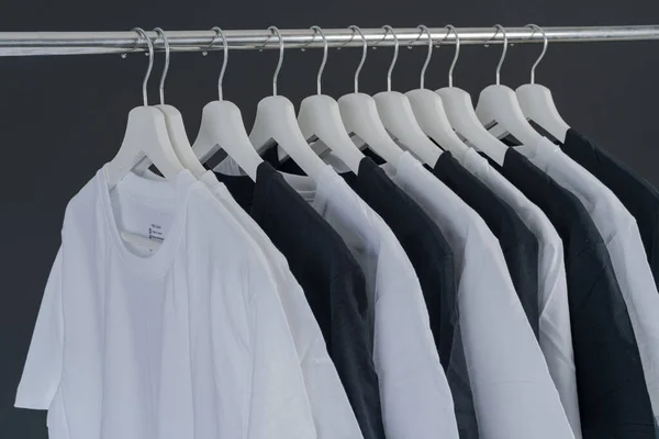 Collezione Ravvicinata Nero Bianco Verde Shirt Colore Appeso Appendiabiti Legno — Foto Stock