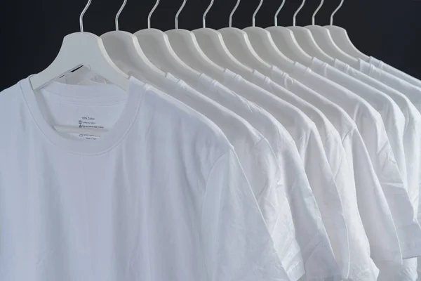 Detailní Záběr Bílých Triček Ramínka Sbírka Bílých Triček Visí Dřevěném — Stock fotografie