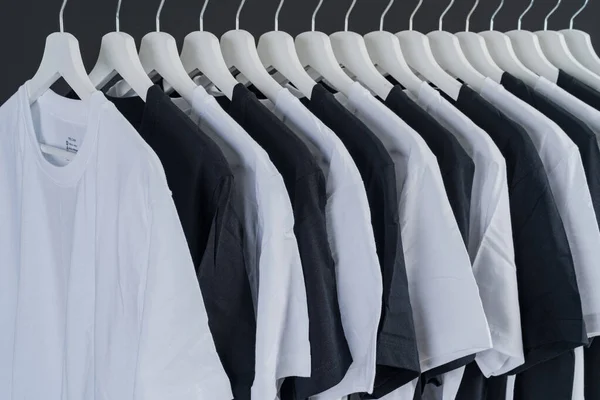 Collezione Ravvicinata Nero Bianco Verde Shirt Colore Appeso Appendiabiti Legno — Foto Stock