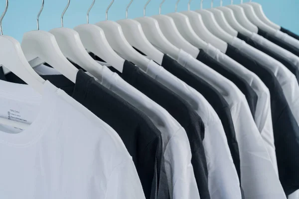 Zblízka Kolekce Černobílé Zelené Barvy Tričko Visící Dřevěném Ramínku Šaty — Stock fotografie