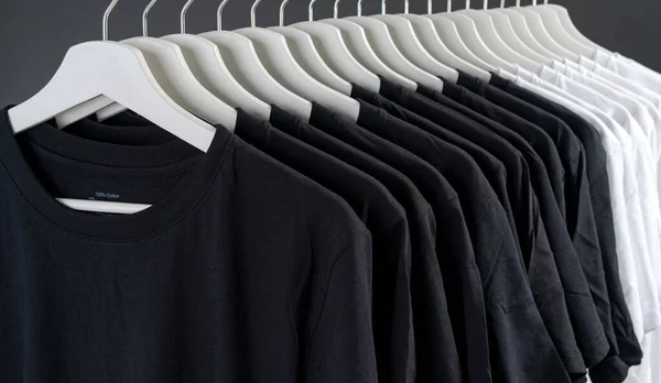 Close Coleção Preto Branco Cor Shirt Pendurado Cabide Roupas Madeira — Fotografia de Stock