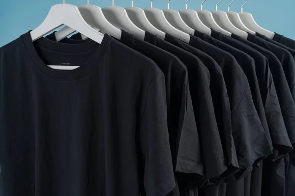 Close Van Zwarte Shirts Hangers Een Verzameling Zwarte Shirts Hangt — Stockfoto
