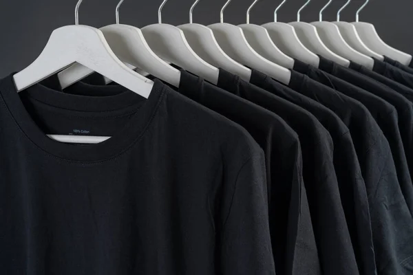 Primo Piano Shirt Nere Appendini Una Collezione Shirt Nere Appendere — Foto Stock