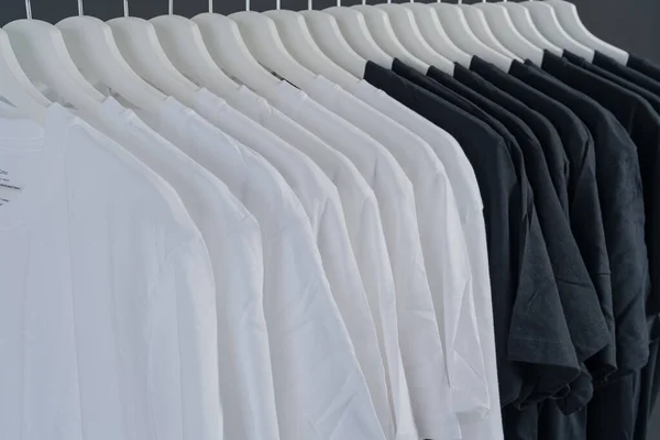 Zblízka Kolekce Černé Bílé Barvy Tričko Visí Dřevěném Ramínku Šaty — Stock fotografie