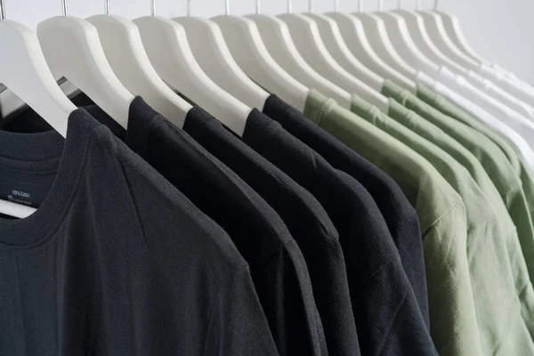 Zblízka Kolekce Černobílé Zelené Barvy Tričko Visící Dřevěném Ramínku Šaty — Stock fotografie