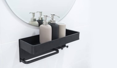 Modern beyaz banyo iç mekanına yakın çekim 