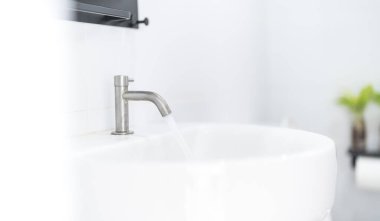 Modern beyaz banyo iç mekanına yakın çekim 