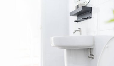 Modern beyaz banyo iç mekanına yakın çekim 