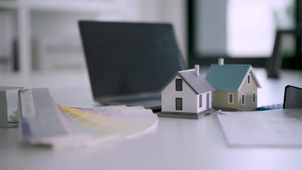 Casas Miniatura Junto Una Computadora Portátil Calculadora Planos Muestras Color — Vídeo de stock