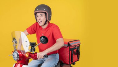Kırmızı üniformalı ve kasklı neşeli bir teslimatçı kırmızı bir motosiklet üzerinde otururken arkasında yalıtımlı bir teslimat çantası olan sarı bir arka planda gülüyordu.