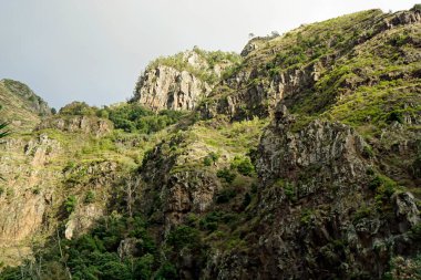 Turizm beldesi madeira adasında yeşil dağlar