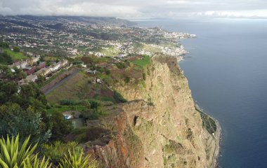 Sisli bir günde Mediera Adası manzaralı.
