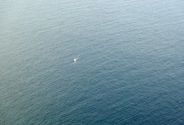 Derin mavi okyanusta yelkenli bir gemi