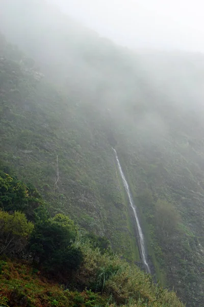 Καταρράκτη Στα Σκονισμένα Βουνά Της Madeira — Φωτογραφία Αρχείου