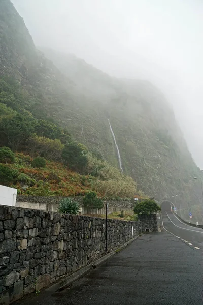 Madeira Nın Tozlu Dağlarında Şelale — Stok fotoğraf