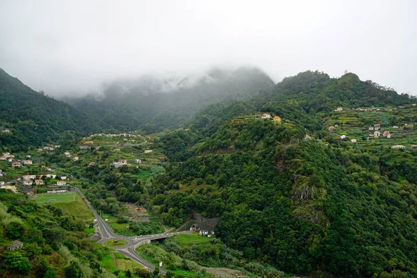 マデイラ島の緑の風景と山 — ストック写真
