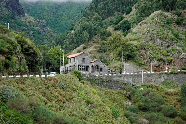 マデイラの山にある小さな集落です — ストック写真