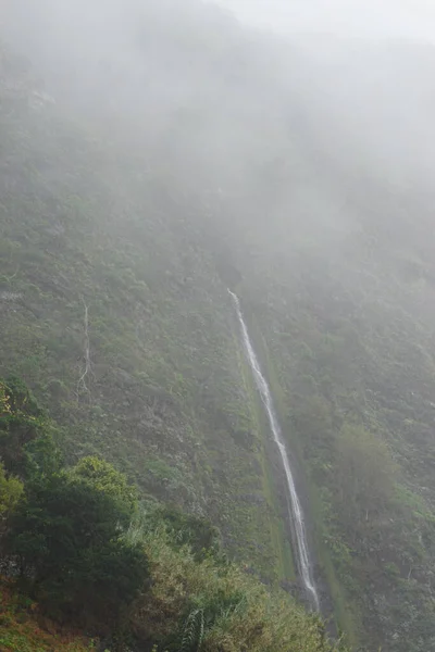 Καταρράκτη Στα Σκονισμένα Βουνά Της Madeira — Φωτογραφία Αρχείου
