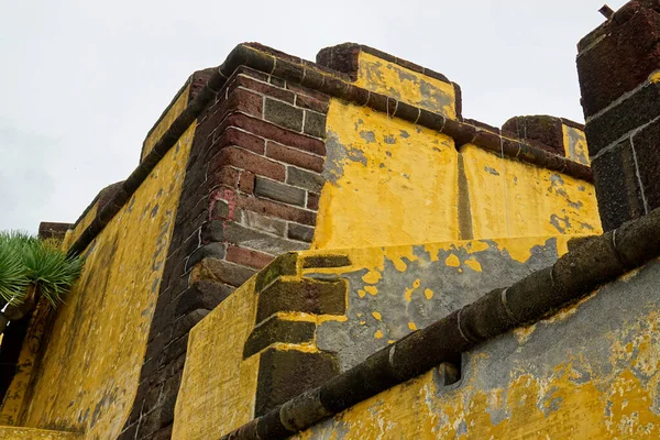 マデイラのフンシャルにある黄色い要塞サオ ティアーゴ — ストック写真